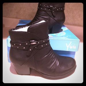 Black ankle boots size 6 NWT